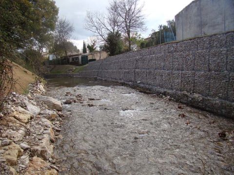 Soutènement de berges en gabions les cages et matelas double torsion